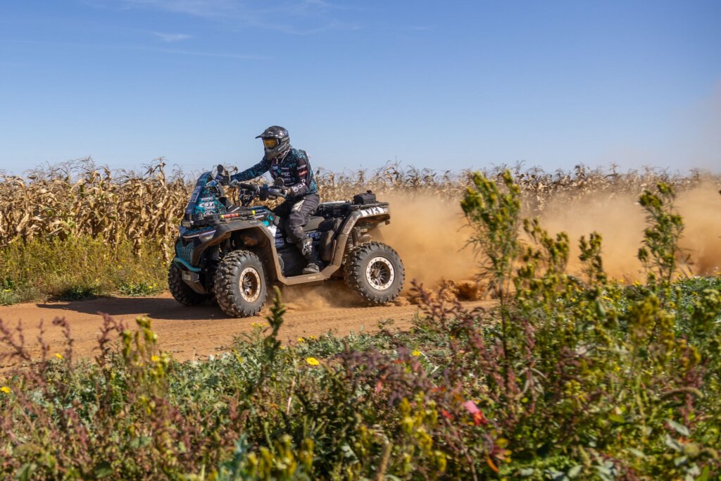 Гонщики команди CFMOTO Thunder Racing Team на ралі «Сафарі» 2025